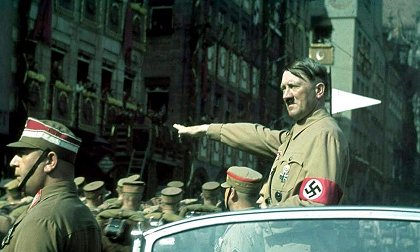 Adolf Hitler - Válka v barvě