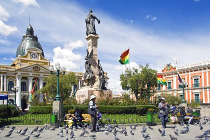 Bolívijská města La Paz a Sucre