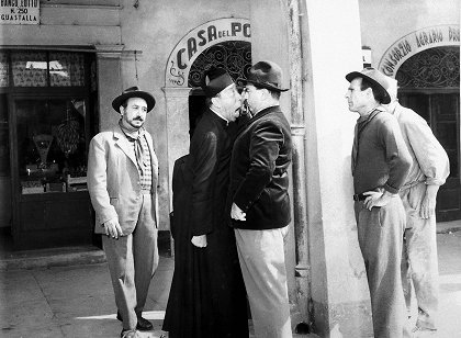 Don Camillo, Monsiňor... ale ne moc