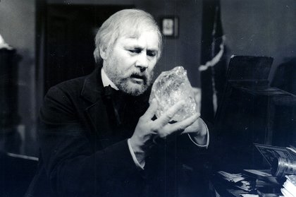 Profesor na bielom koni